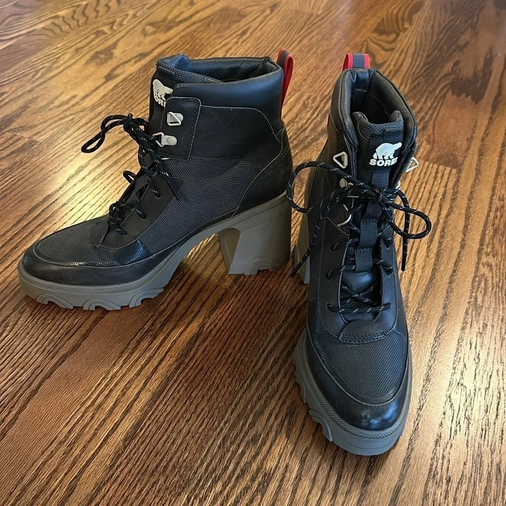 Sorel weather proof chunky heeled boots. Army green. Size 10.5. Worn once